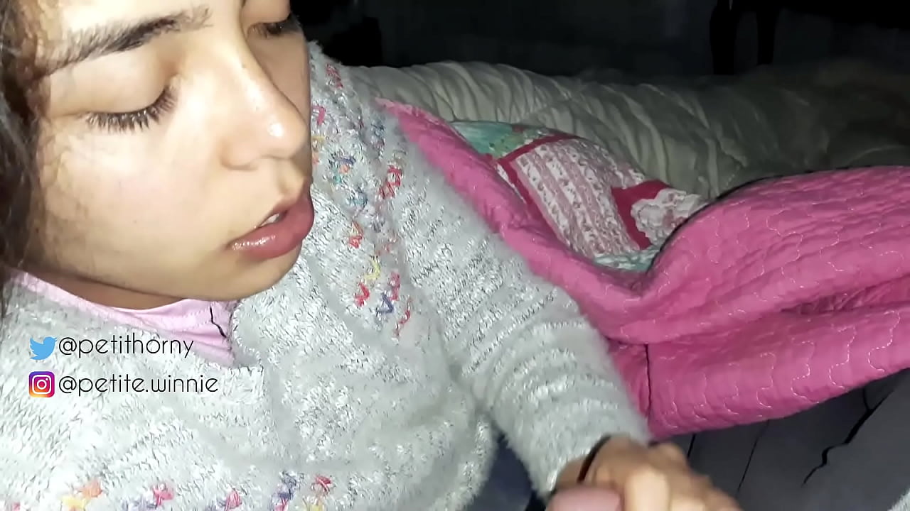 আমি আমার স্বামীর জমে থাকা সব দুধ গিলে ফেলছি - বাঁড়া দিয়ে জিহ্বা দেখাচ্ছি