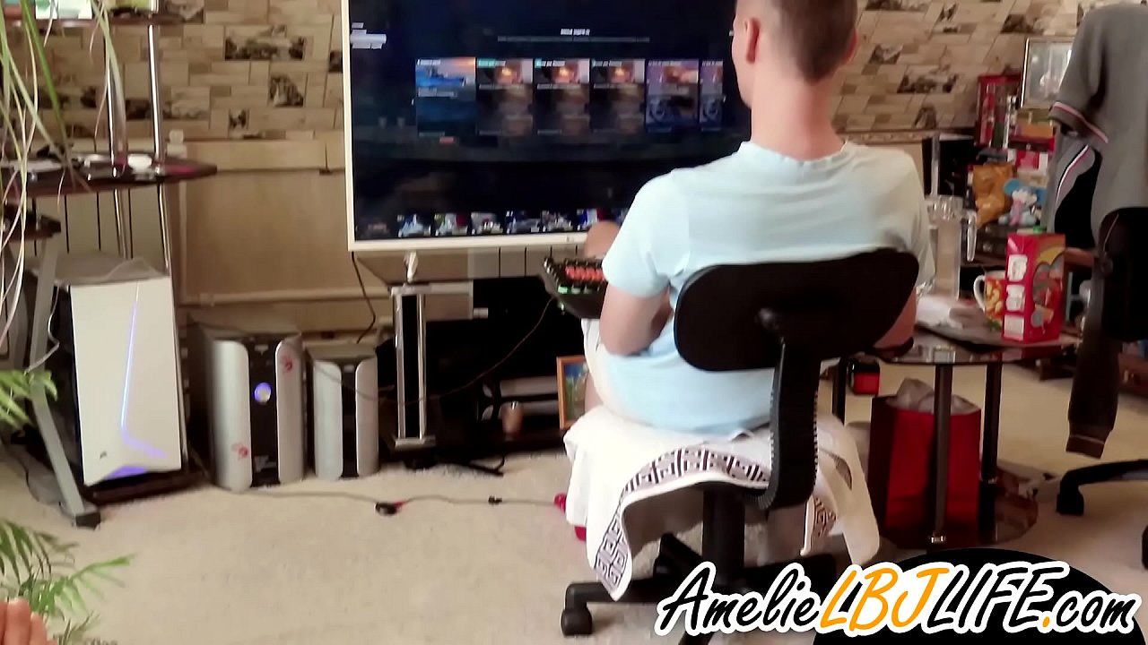 মেয়েটি সেক্স টয় দিয়ে হস্তমৈথুন করছে বয়ফ্রেন্ডকে কম্পিউটার গেম খেলার জন্য